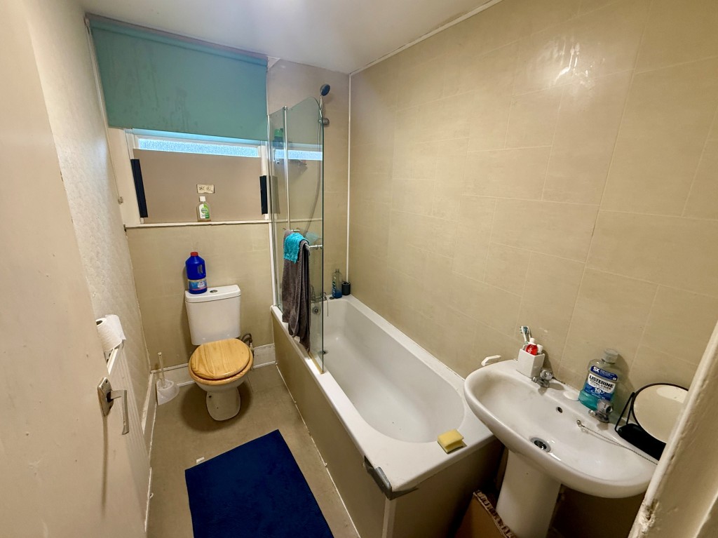 Lot: 99 - TOWN CENTRE PAIR OF FLATS - Maisonette - Bathroom with W.C.
